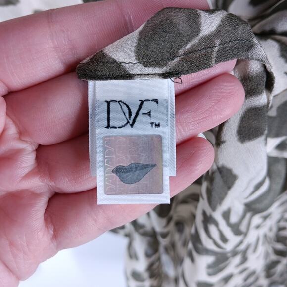 Diane Von Furstenberg Silk Leopard Print Button Down Shirt size 0 - Picture 7 of 10